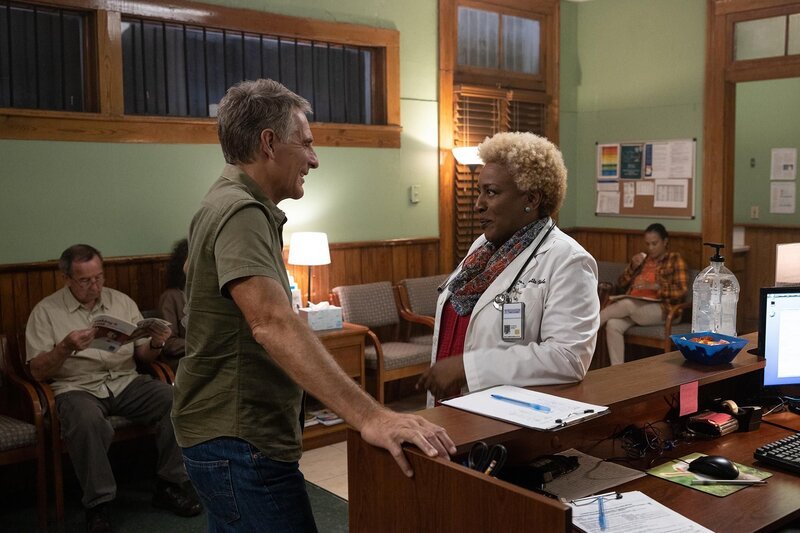 Dwayne Pride (Scott Bakula, l.); Loretta Wade (CCH Pounder, r.) – Bild: CBS Broadcasting Inc. /​ Sam Lothridge