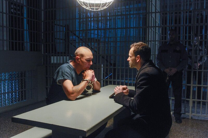 Sherlock Holmes (Jonny Lee Miller, r.) setzt seine Jagd auf Moriarty fort, als er von Sebastian Moran (Vinnie Jones, l.) erfährt, dass ein Mann, der an einem angeblichen Herzinfarkt gestorben ist, auf Moriartys Todes-Liste war … – Bild: CBS Television