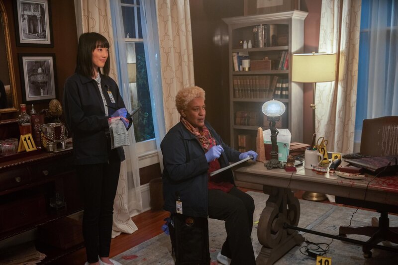 Heather Daniels (Clara Wong, l.); Dr. Loretta Wade (CCH Pounder, r.) – Bild: CBS Broadcasting Inc. /​ Sam Lothridge