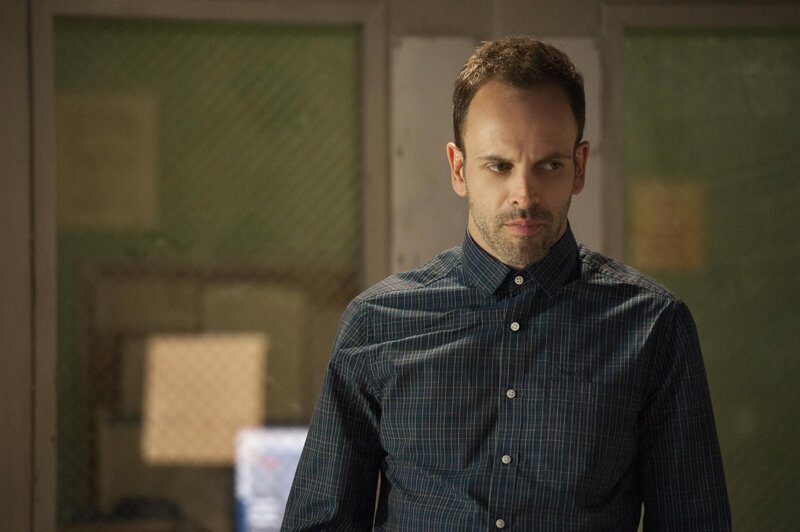 Muss die Wahrheit akzeptieren, dass Irene selbst Moriarty ist: Sherlock Holmes (Jonny Lee Miller) … – Bild: CBS Television