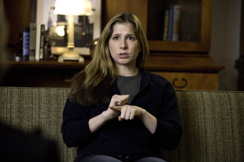 Weiß Leah O’Rafferty (Shoshannah Stern) etwas über den Mord, der im Jahre 2006 an einer Highschool für Gehörlose statt fand? – Bild: Warner Bros. Television