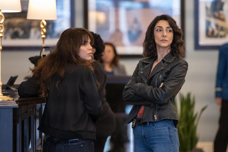 FBI Special Agent Tammy Gregorio (Vanessa Ferlito, l.); Special Agent Hannah Khoury (Necar Zadegan, r.) – Bild: CBS Broadcasting Inc. /​ Sam Lothridge