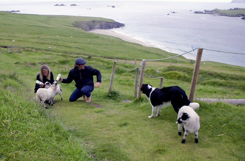 Claire de Haas und Brock Montgomery, Aussteiger und alleinige Bewohner(Herbergseltern) auf der Insel Great Blasket – Bild: ZDF /​ Gerd Gügel/​Caligari Entertainment