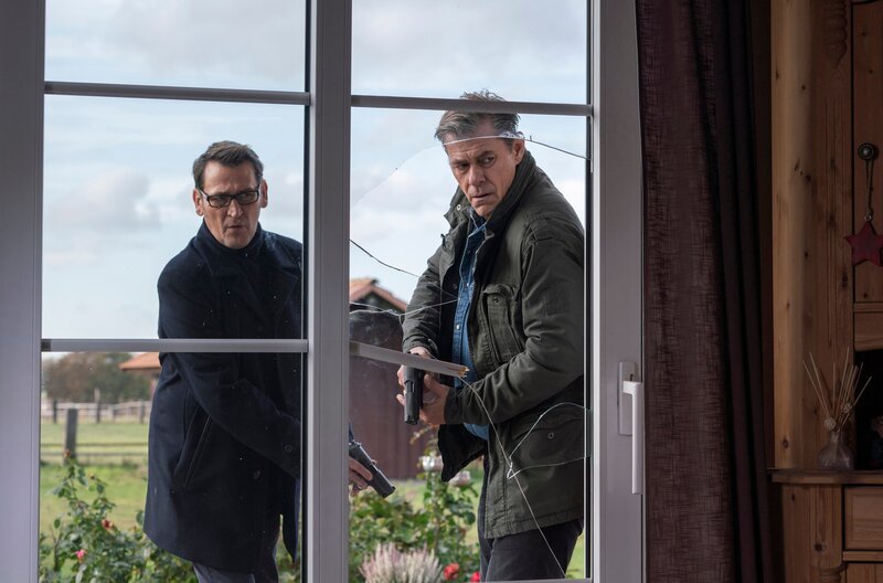 Finn Kiesewetter (Sven Martinek, r.) und Lars Englen (Ingo Naujoks, l.) überprüfen die Wohnung des Toten. – Bild: ARD/​Georges Pauly