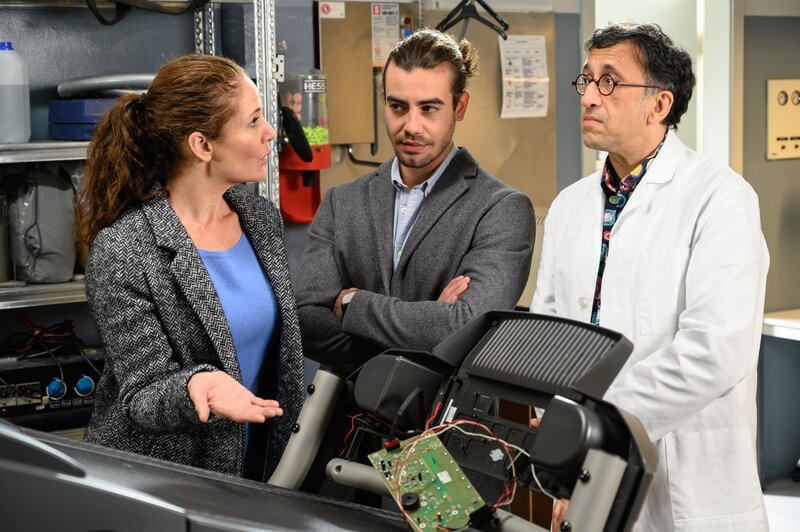 Wer hatte ein Motiv, das Laufband zu manipulieren? Selma Kirsch (Yve Burbach, l.), Jan Arnaud (Mike Zaka Sommerfeldt, r.) und Benedikt Förster (Florian Wünsche, M.) gehen die Optionen durch. – Bild: ZDF und Markus Fenchel