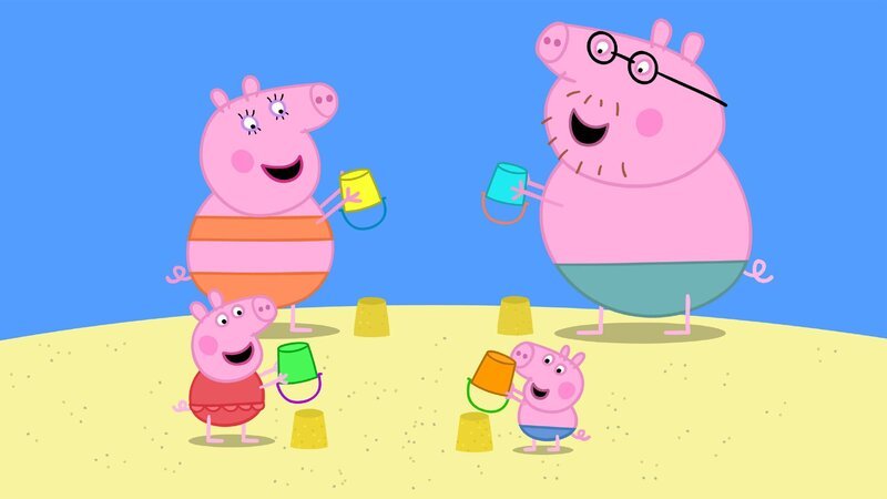 Heute besuchen Peppa (vo.li.) und ihre Familie den Strand. Peppa zeigt Mama (hi.li.), Papa (hi.re.) und Schorsch (vo.re.), wie toll sie Sandburgen bauen kann. – Bild: RTL