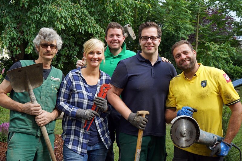 V.l.: Garten-Guru Ralf, Nicole, Baggerfahrer Henrik, Familenvater und Architekt Jochen, Organisator Claus – Bild: VOX /​ Tokee Bros.