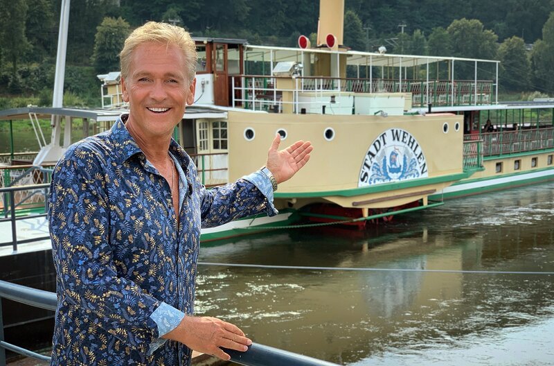 Olaf Berger vor dem Elbe-Schaufelraddampfer „Stadt Wehlen“ – Bild: MDR/​Bergerstark