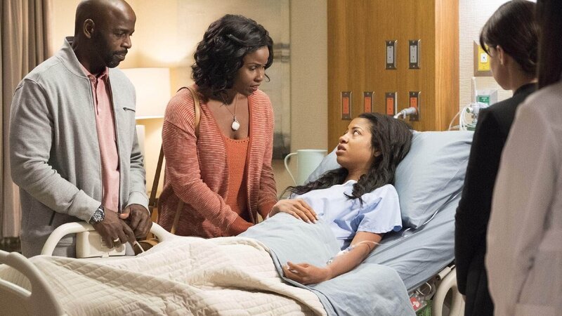 v.l.: Mara’s Father (Alimi Ballard), Mara’s Mother (Khalilah Joi) und Asha /​ Mara (Camille Hyde) – Bild: TVNOW /​ Sony Pictures Television Inc. and Disney Enterprises, Inc.
