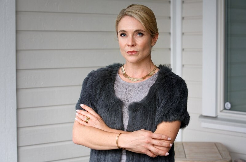 Celia (Kaisa Hammarlund) kommt nicht dazu, wie geplant die Ruhe auf Sandhamn zu genießen. – Bild: Filmlance International AB/​Johan Paulin