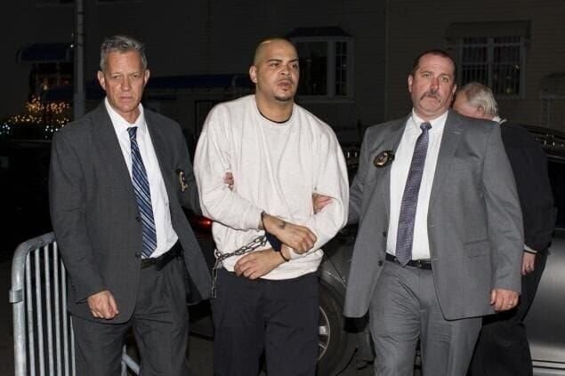 Kommissar Malcolm Reiman (links) begleitet Christopher Gonzalez zusammen mit einem weiteren Kommissar in eine Polizeistation in der Bronx. – Bild: Oxygen Media LLC