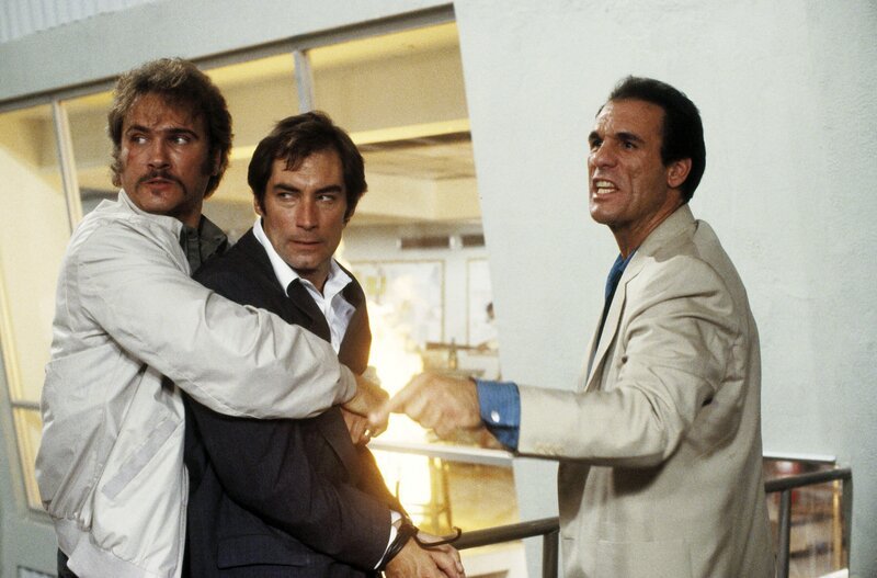 Der Drogenbaron Franz Sanchez (Robert Davi, r.) lässt James Bonds (Timothy Dalton, M.) besten Freund und frisch angetraute Ehefrau kaltblütig ermorden. Bond schwört auf Rache und begibt sich auf eine gefährliche Mission&nbsp;… – Bild: Danjaq, LLC