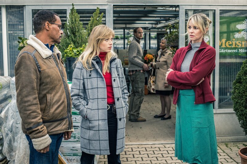 Franz Ainfachnur (Christofer v. Beau) und Resi Schwaiger (Mersiha Husagic, M.) sprechen mit Barbara Knöbl (Simone Hanselmann, r.). – Bild: Markus Sapper /​ ZDF und Markus Sapper