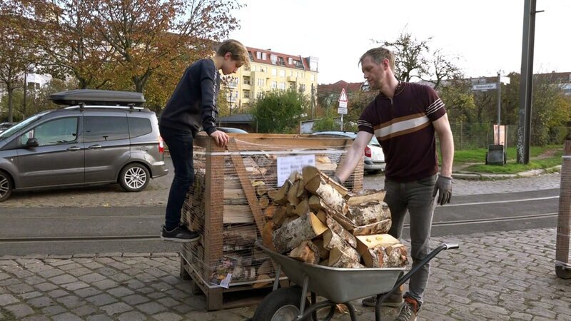 Familienvater Christian muss heute ran an den Speck oder besser gesagt an das Scheit. Der 45-jährige erwartet eine größere Lieferung Feuerholz, die eigenhändig in die Schubkarre verladen und Fuhre für Fuhre in die Parzelle gekarrt werden muss. – Bild: RTLZWEI
