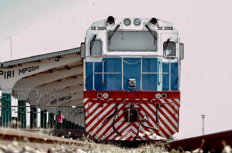 Die Tazara im Bahnhof von Kapiri Mposhi: Heute noch wird die blaue Lok mit großem Jubel von den Einheimischen begrüßt, wenn sie mit lautem Signal in einen der kleinen Bahnhöfe einfährt. – Bild: Medea Film/​Felix Greif