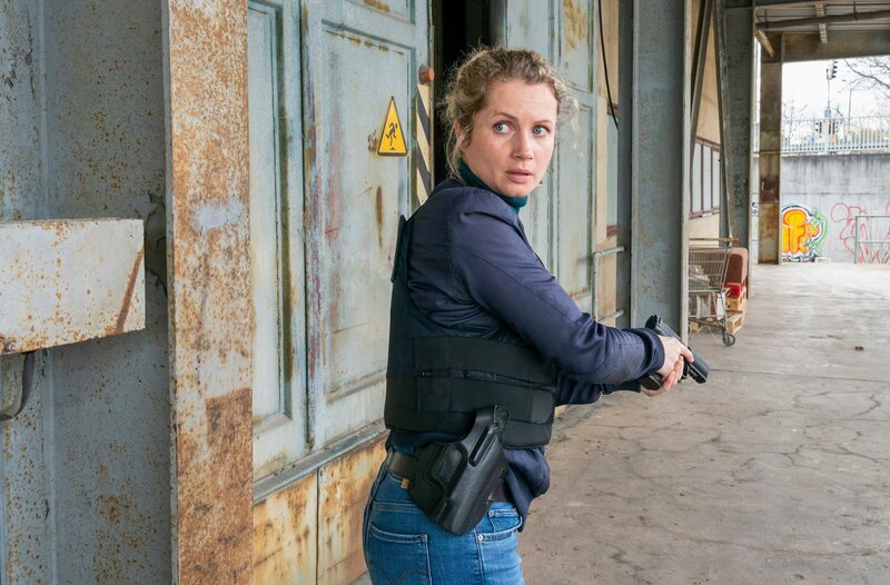 Im Foto (v.l.n.r.): Leonie Winkler (Cornelia Gröschel) stürmt die Werkstatt von Marek Krug. – Bild: MDR/​MadeFor/​Steffen Junghans