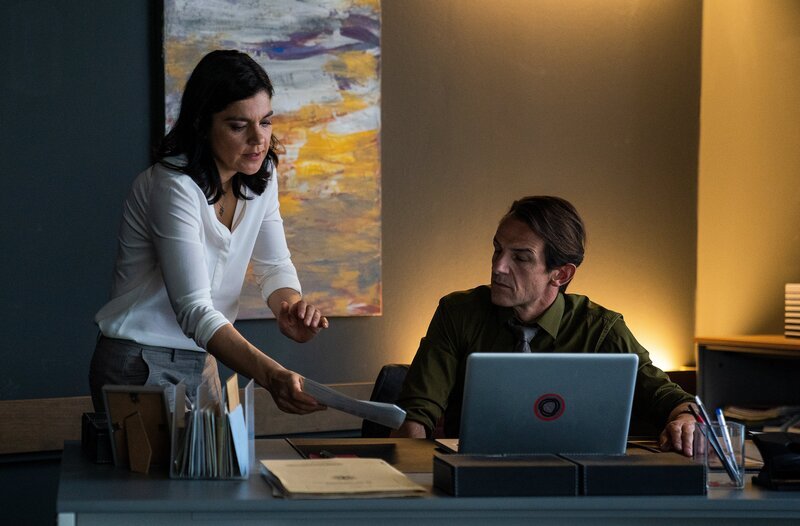 Mina (Jasmin Tabatabai) zeigt Radek (Hans-Werner Meyer) ihre Entdeckung. Sie müssen nochmals mit Thomas Mittelstädt sprechen. – Bild: Oliver Feist /​ ZDF
