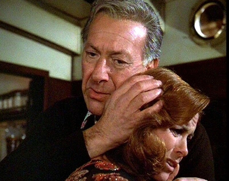 Quincy (Jack Klugman) tröstet die frische Witwe Elizabeth (Darleen Carr). – Bild: RTLup