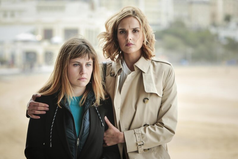 Ana Condé (Roxane Bret, l.); Audrey Barreyre /​ Audrey Vigne (Camille Lou, r.) – Bild: MMXX – UGC FICTION – LES FILMS DU 24 – FRANCE TÉLÉVISIONS – Be-FILMS – RTBF (TÉLÉVISION BELGE)