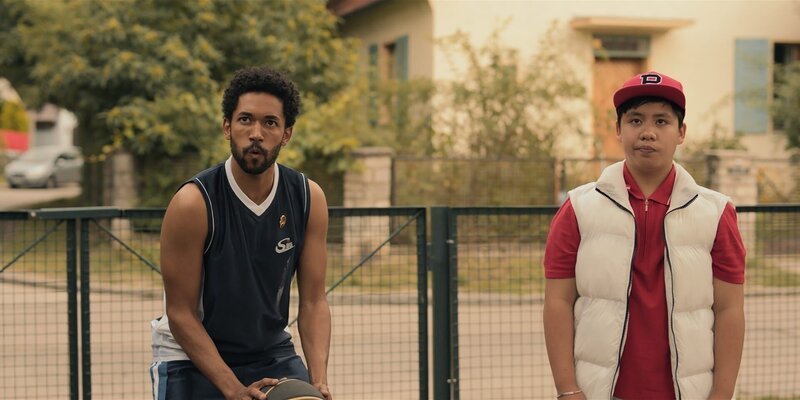 Theo (Benito Bause, l.) will beim gemeinsamen Basketballspielen herausfinden, ob Rocco (Hoang Minh Ha, r.) ins Schneeball-System verwickelt ist. – Bild: ZDF
