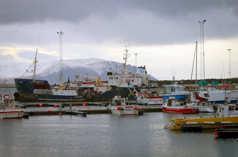 Akranes ist ein Fischerdorf an der isländischen Westküste. Die Bucht von Faxaflói ist das Tor zu reichen Fischgründen. – Bild: MedienKontor/​Vincent Froehly