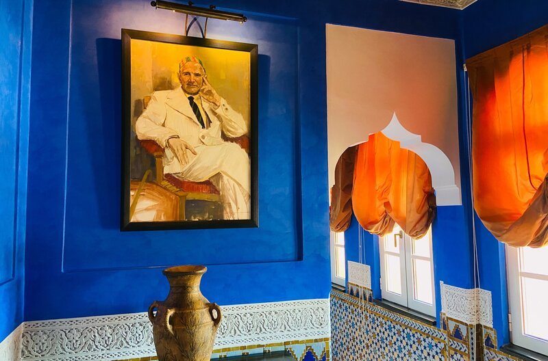 Verliebt in Marrakesch: Der französische Künstler Jacques Majorelle prägte das Mamounia und die ganze Stadt. – Bild: SR /​ Susanne Brand