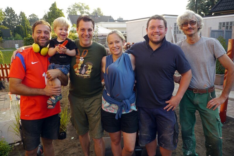 Norderstedt (v.l.): Claus mit Mats, René, Nadine mit Leni, Henrik und Ralf – Bild: VOX /​ Tokee Bros