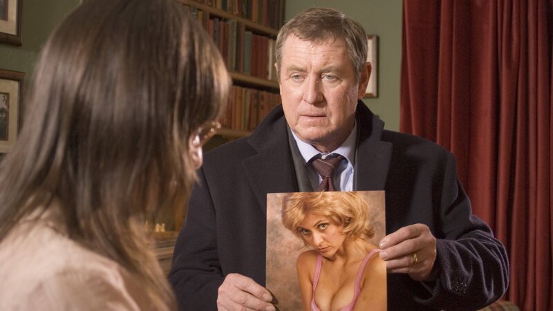 Philomena Bell (Montserrat Lombard, l.) kennt die Frau auf dem Foto nicht, die Barnaby (John Nettles, r.) ihr zeigt. – Bild: ZDF