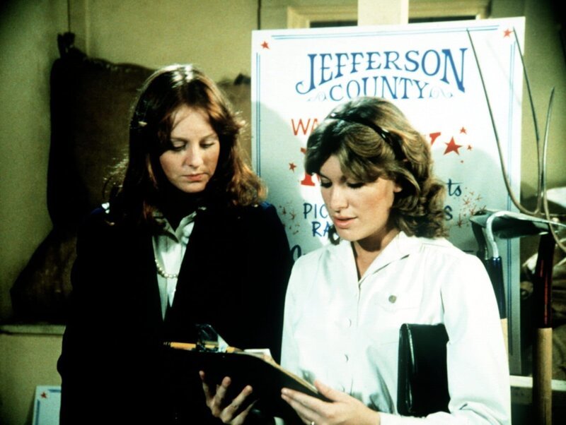 Mary Ellen (Judy Norton-Taylor, r.) und Erin (Mary Beth McDonough, l.) wollen als einzige Frauen an einem Pferderennen teilnehmen. – Bild: Sat.1 Gold