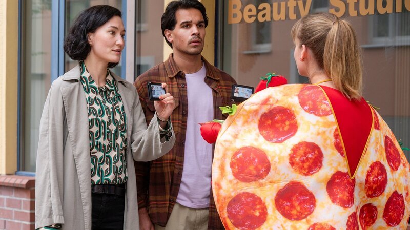Pauline Hobrecht (Agnes Decker, l.) und Samir Amari (Skandar Amini) haben sich auf den Weg gemacht Ricarda Meyer (Vega Fenske, r.) zu befragen, die gerade Flyer für einen Pizzaservice verteilt. – Bild: ZDF