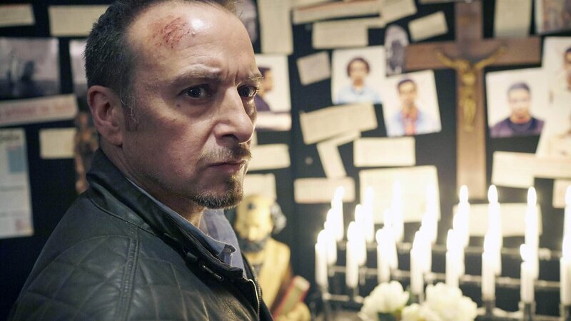 Semir (Erdogan Atalay) findet im Keller von Kochs Haus einen Schrein mit Bildern und Objekten, die auch seine Vergangenheit betreffen, als er plötzlich überrascht wird … – Bild: MG RTL D /​ Guido Engels