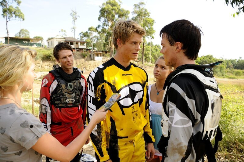 Es gibt Ärger. Will (Luke Mitchell, mi.) und Zane (Burgess Abernethy, re.) geraten aneinander. – Bild: ZDF