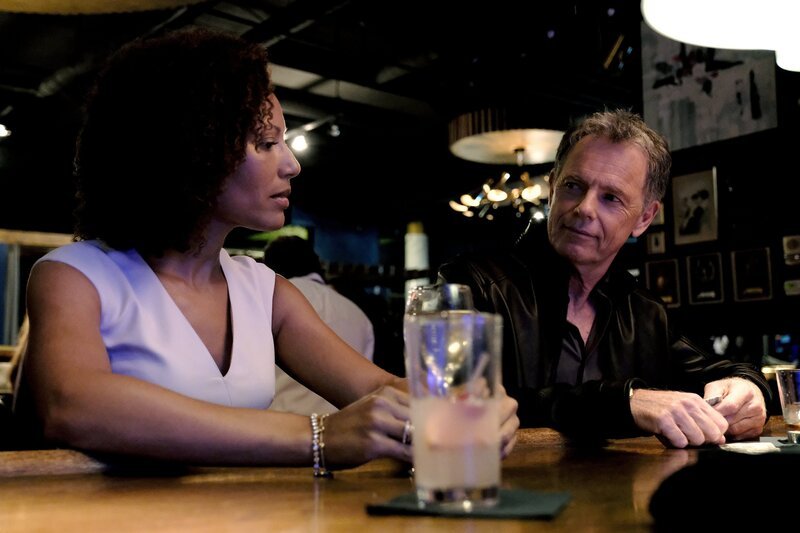 Dr. Mary Osder (Lana Young, l.); Dr. Randolph Bell (Bruce Greenwood, r.) – Bild: 2018⁠–⁠2019 Twentieth Century Fox Film Corporation. All rights reserved. Lizenzbild frei