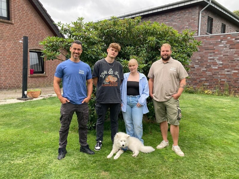 Nicholas und Julia sind seit Teenagerzeiten ein Paar und leben in einem gemeinsamen Haus mit Nicholas Vater. Von ihm haben sie auch den Garten übernommen, der aber gar nicht den Wünschen der beiden entspricht.  Eine gemütliche Sitzecke rund um ihren geliebten Olivenbaum soll entstehen. Die Gartenprofis Marius Surmann und Davit Arican liefern Ideen dafür, die Nicholas und Julia aber selbst umsetzen wollen. – Bild: ZDF
