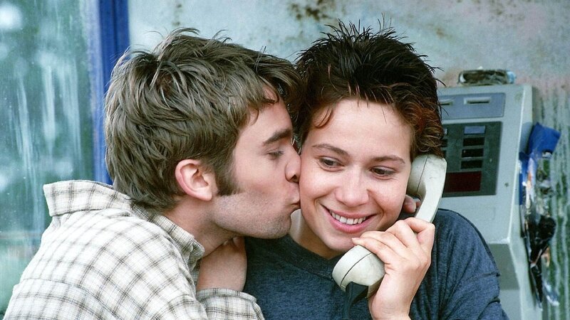 Conny (Kristin Lenhardt) und Olli (Eric Benz) sind sicher in Polen gelandet und telefonieren mit Jule. – Bild: RTL