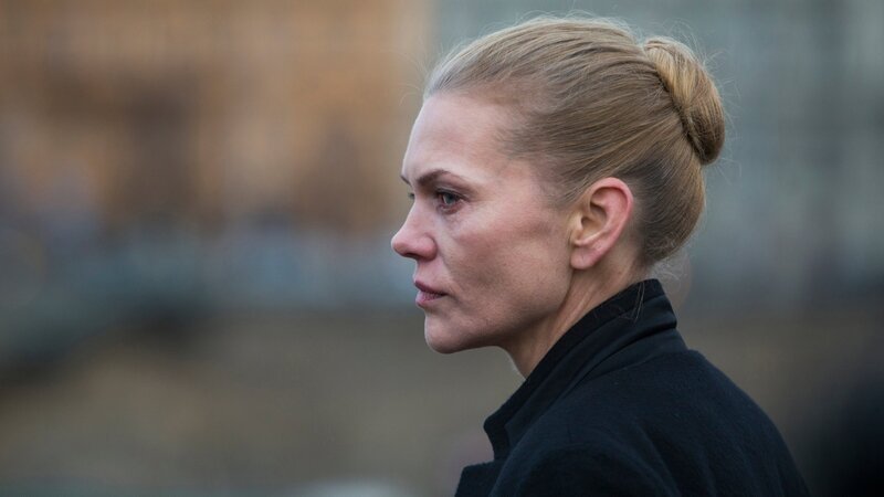 Helen Dorn (Anna Loos) steckt in der Krise: Ihre dramatische Verfolgungsjagd nach einem Verbrecher endet mit zwei Toten – und einer Kugel in ihrer Brust. – Bild: ZDF