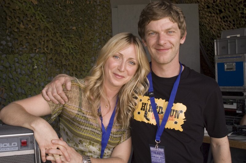 Trotz Barnabys Warnungen lässt sich Tochter Cully (Laura Howard, l.) mit Band-Manager Simon Dixon (Sam Hazeldine, r.) ein. – Bild: ZDF/​Mark Bourdillon
