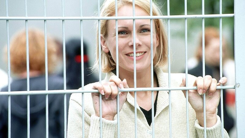 Anna (Bettina Kramer) freut sich, Dr. Stein zu sehen. – Bild: RTL