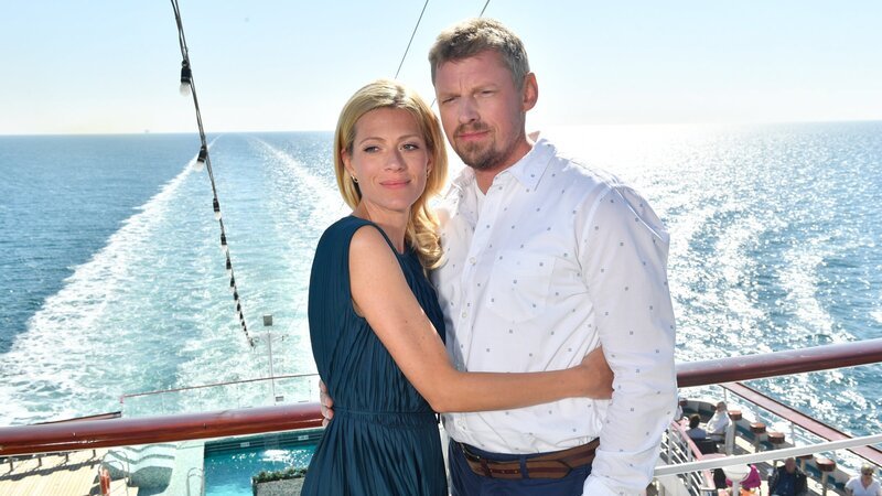 Endlich vereint. Doch kann Anne (Nele Kiper) mit der Ungewissheit leben, ob das Herz ihres verstorbenen Mannes in Bastians (Martin Gruber) Brust schlägt? – Bild: ZDF