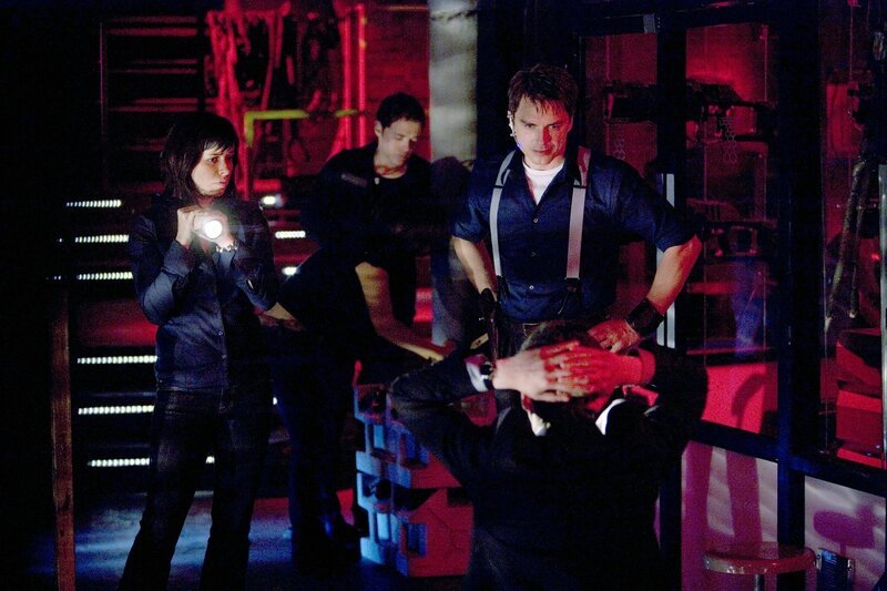 Picture shows L-R: Gwen (EVE MYLES), Toshiko (NAOKI MORI) and Capt. Jack (JOHN BARROWMAN) questioning Ianto, seated (GARETH DAVID-LLOYD) in the hub. EPISODE 4 ‚CYBERWOMAN‘ In the basement of the Torchwood building, Ianto Jones hides a terrible secret. As a Japanese doctor attempts to rescue the soul of a half-Cybernised woman, a quiet day in Torchwood quickly becomes a living nightmare. Has Ianto unleashed a force that will destroy his colleagues? – Bild: AXN Sci-fi
