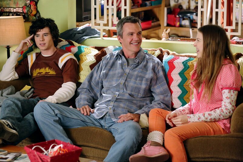 Es ist mal wieder Valentinstag und Axl (Charlie McDermott, l.) hat eine grandiose Idee, wie er und seine Freunde viel Geld verdienen können. Mike (Neil Flynn, M.) schickt unterdessen eine Liebes-SMS für Frankie aus Versehen an einen Kollegen und Sue (Eden Sher, r.) erwartet eine freudige Überraschung … – Bild: Warner Brothers