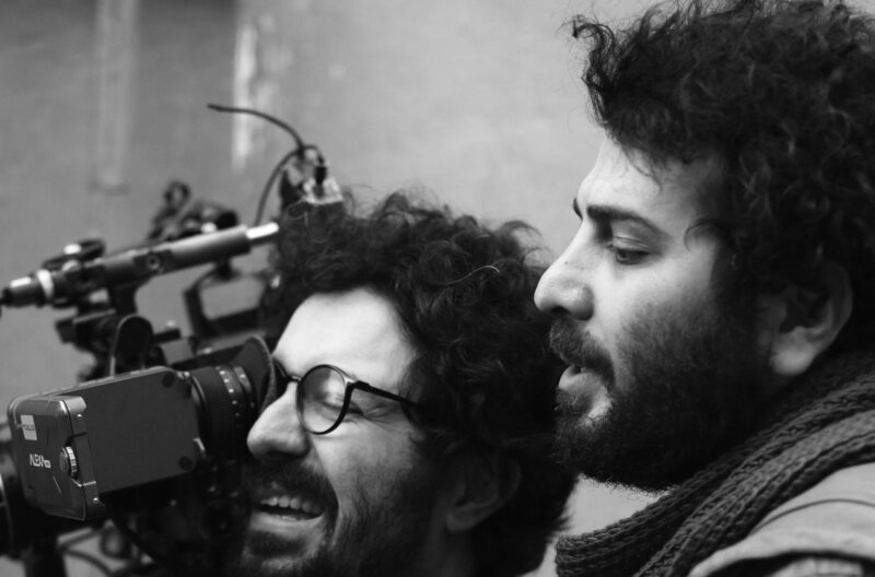 Regisseur Saeed Roustaee (re.) mit Kameramann Hooman Behmanesh (li.) während der Dreharbeiten zu „Teheran Connection“ – Bild: Boshra Films
