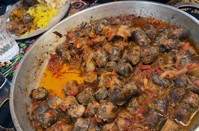 Rougail Saucisse ist ein typisches Gericht auf La Réunion. – Bild: Elephant Doc