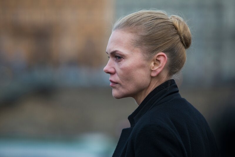 Helen Dorn (Anna Loos) steckt in der Krise: Ihre dramatische Verfolgungsjagd nach einem Verbrecher endet mit zwei Toten – und einer Kugel in ihrer Brust. – Bild: ZDF/​Jindrich Mynarik