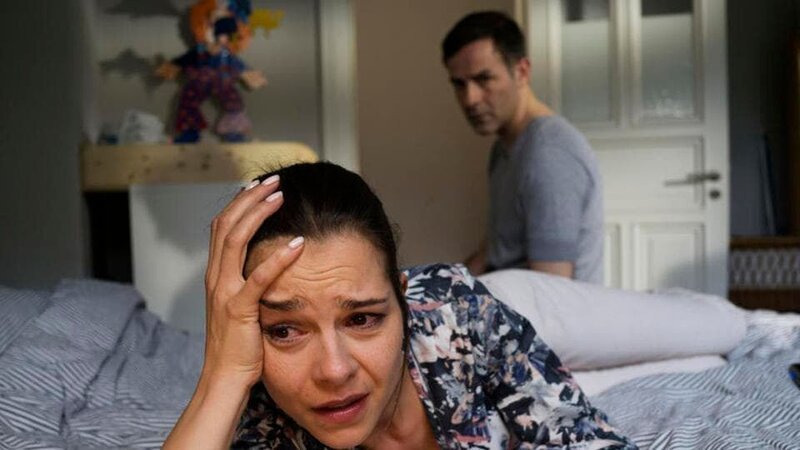Vera (Susan Hoecke, v.) ist verzweifelt. Ihr Kindermädchen wurde ermordet und ihr Baby ist spurlos verschwunden. Ihr Freund Hansen (Beat Marti, im HG.) steht ihr bei. – Bild: ARD/​Georges Pauly