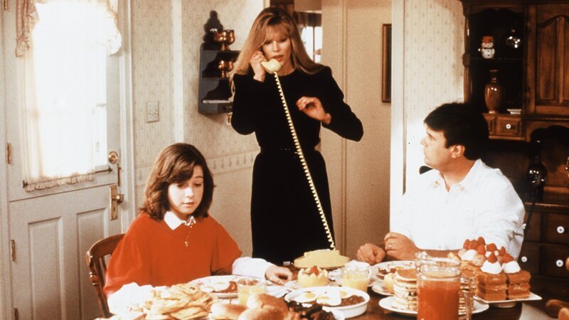 Jessie (Alyson Hannigan, l.) und Steve (Dan Aykroyd, r.) wundern sich über die ungewöhnlichen Fähigkeiten von Celeste (Kim Basinger, M.). – Bild: ZDF Jessie (Alyson Hannigan, l.) und Steve (Dan Aykroyd, r.) wundern sich über die ungewöhnlichen Fähigkeiten von Celeste (Kim Basinger, M.). – Bild: ZDF