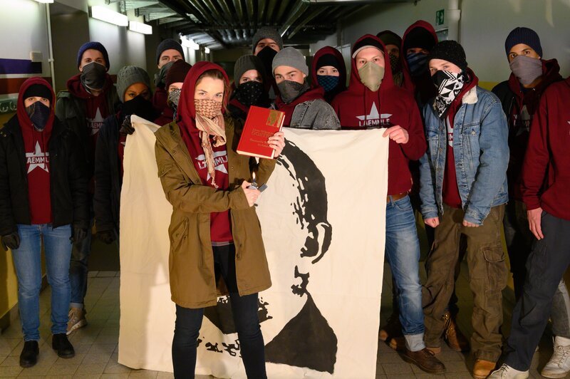 In Kapuzenpullis und Schals vermummt nehmen Vivien König (Magdalena Höfner, M.) und ihre Mitschüler ein Video mit Kampfansage gegen das Goethe-Gymnasium auf. – Bild: ZDF und Markus Fenchel