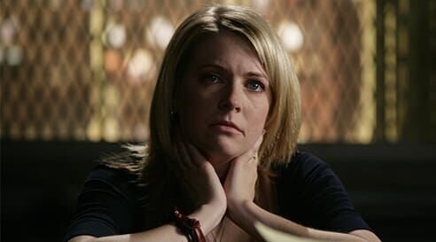 Die junge Lehrerin Sarah Tent (Melissa Joan Hart) sagt aus, dass sie von dem fünfzehnjährigen Schüler vergewaltigt wurde. Er behauptet das Gegenteil, wodurch Aussage gegen Aussage steht. – Bild: TF1