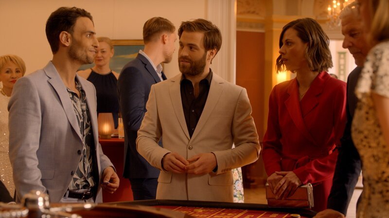 Nihat (Timur Ülker, l.), Julian (Onno Buß), Matilda (Anna-Katharina Fecher) – Bild: RTL