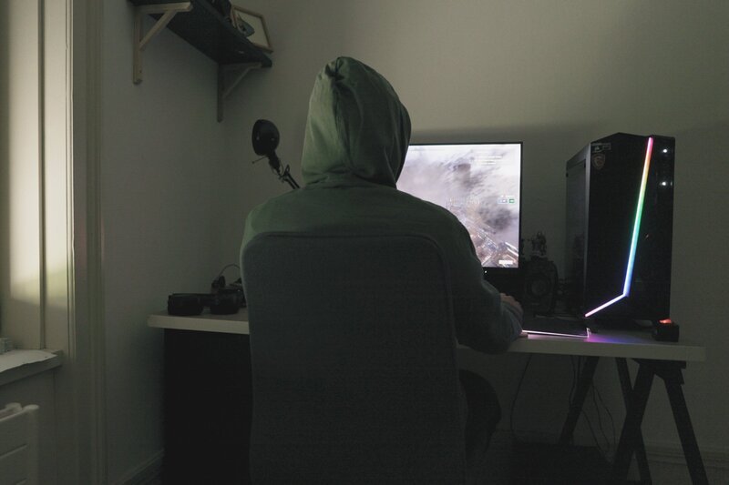 NZZ Format Raus aus der Online-Sucht – Dank Therapie zurück ins Leben Person am Computer, Screenshot aus dem Film – Bild: SRF/​NZZ Format